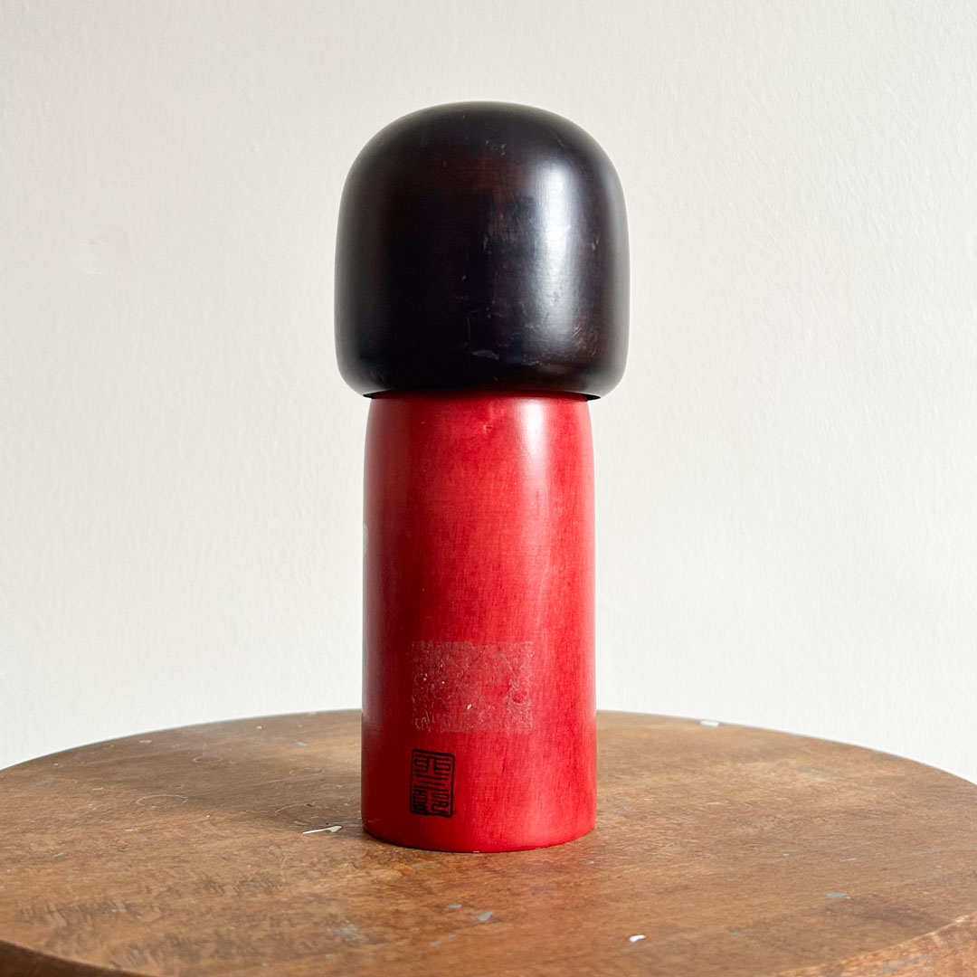 Grande Kokeshi d'art Uzaburo rouge 19cm - Image 3