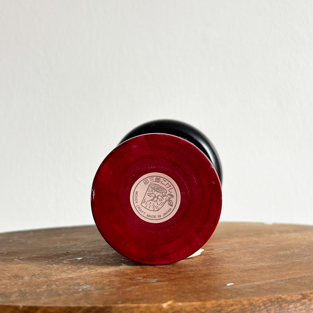 Grande Kokeshi d'art Uzaburo rouge 19cm - Image 5