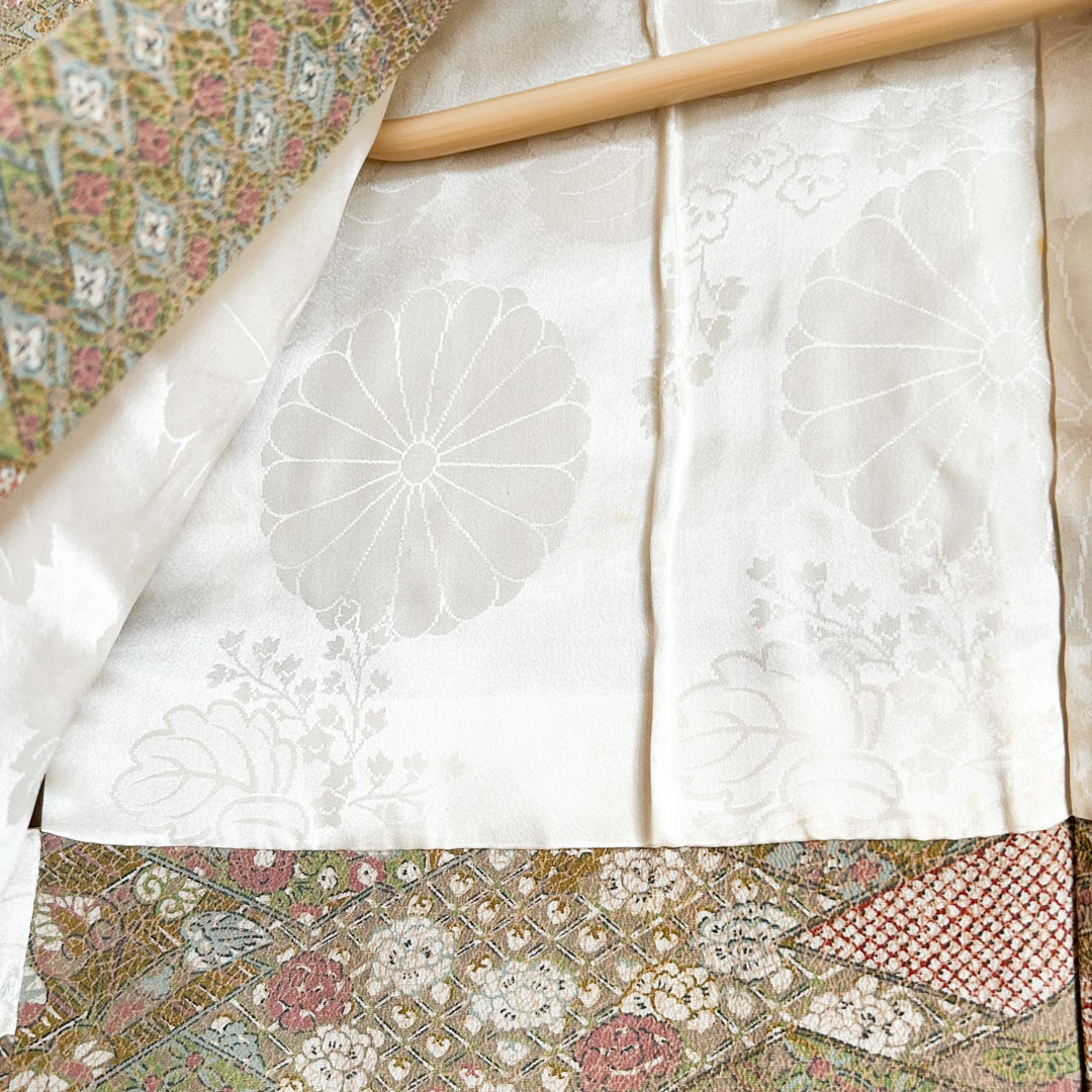 Haori traditionnel en soie – Motifs géométriques et floraux tachetés - Image 4