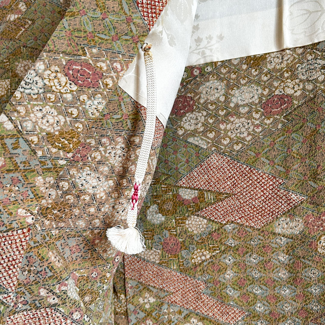 Haori traditionnel en soie – Motifs géométriques et floraux tachetés - Image 7