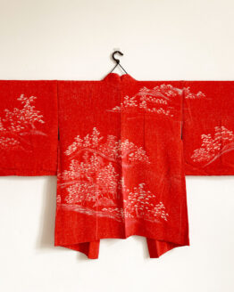Haori traditionnel en soie – Éclat rouge et motifs de pin blancs