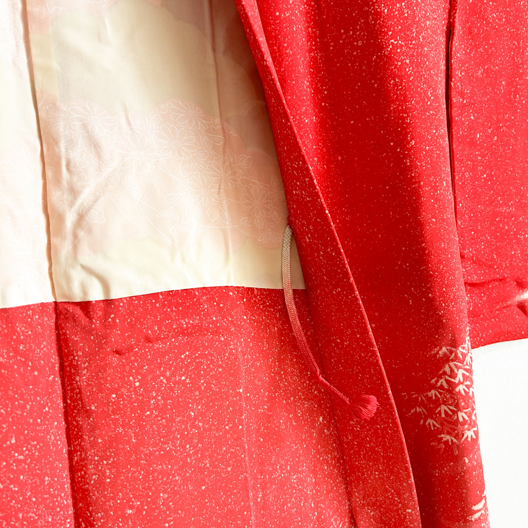 Haori traditionnel en soie – Éclat rouge et motifs de pin blancs - Image 3