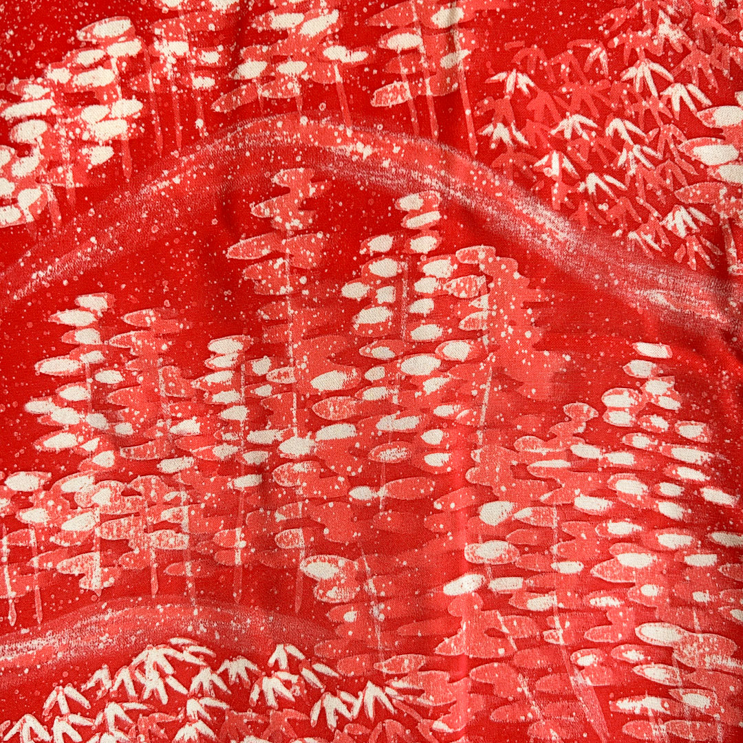 Haori traditionnel en soie – Éclat rouge et motifs de pin blancs - Image 4