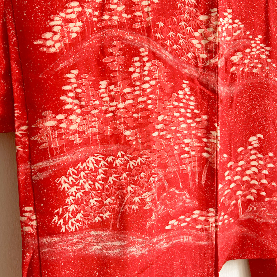 Haori traditionnel en soie – Éclat rouge et motifs de pin blancs - Image 5