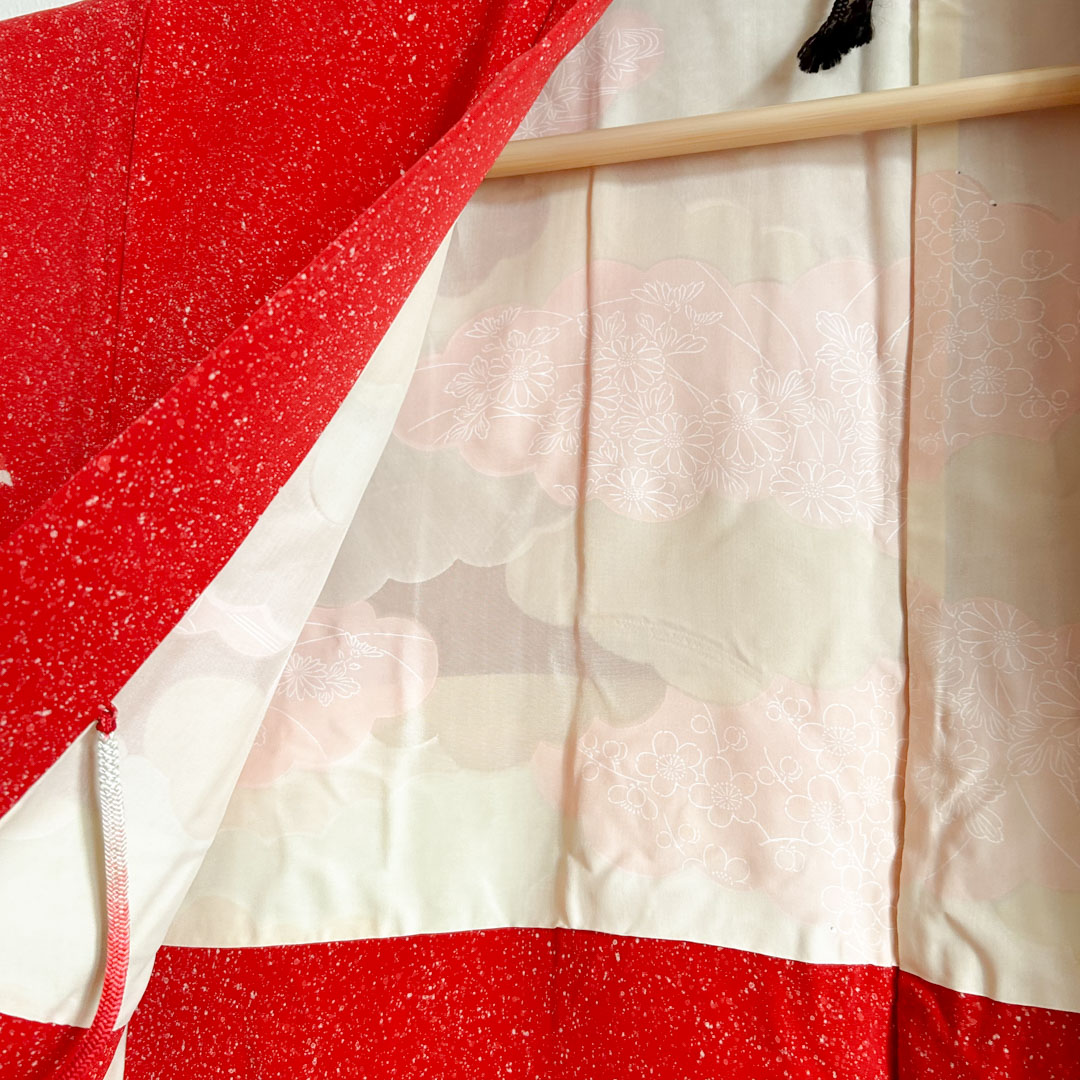 Haori traditionnel en soie – Éclat rouge et motifs de pin blancs - Image 7