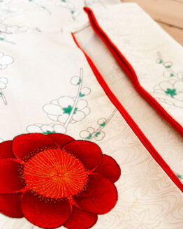Kimono traditionnel en soie – Fleurs de camélia rouge et motifs de prunier