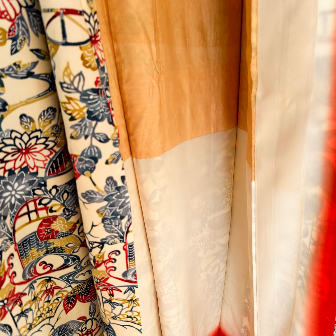Kimono traditionnel en soie – Motifs floraux et traditionnels multicolores - Image 7
