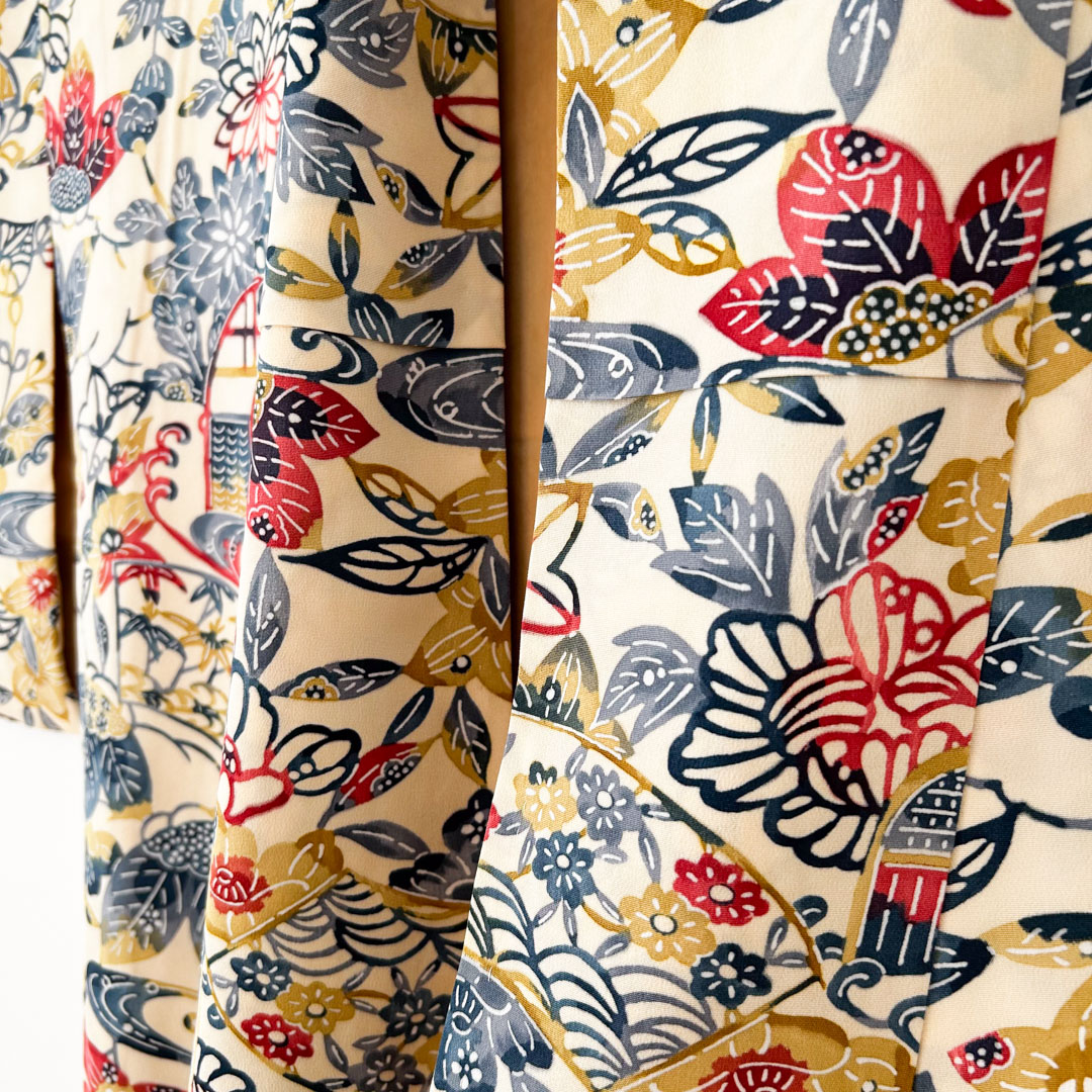 Kimono traditionnel en soie – Motifs floraux et traditionnels multicolores - Image 4
