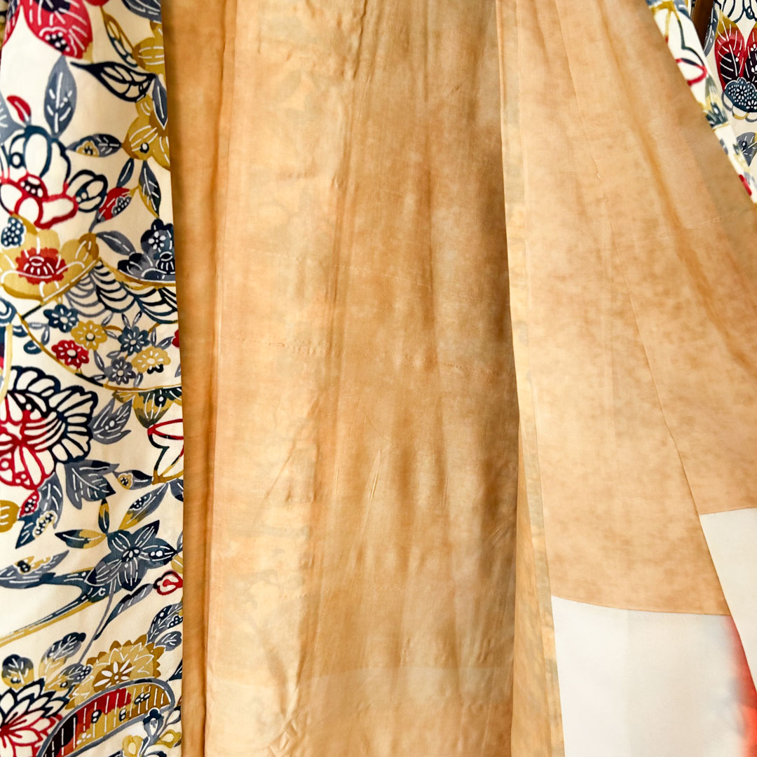Kimono traditionnel en soie – Motifs floraux et traditionnels multicolores - Image 5