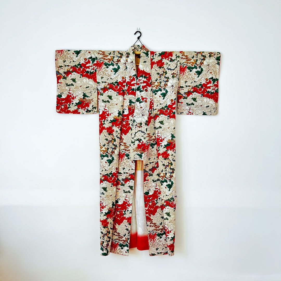Kimono traditionnel en soie – Motifs de fleurs et paysages d'automne - Image 3