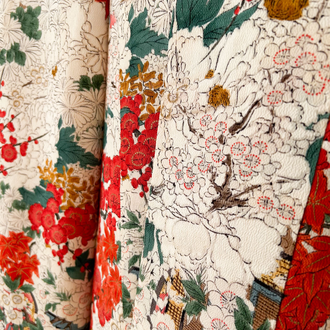 Kimono traditionnel en soie – Motifs de fleurs et paysages d'automne - Image 8