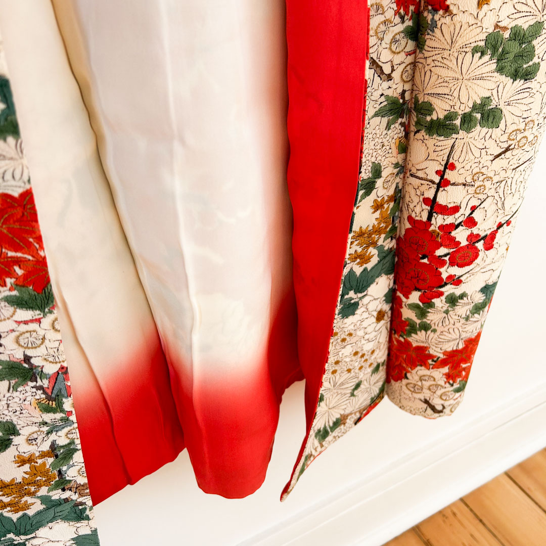Kimono traditionnel en soie – Motifs de fleurs et paysages d'automne - Image 7