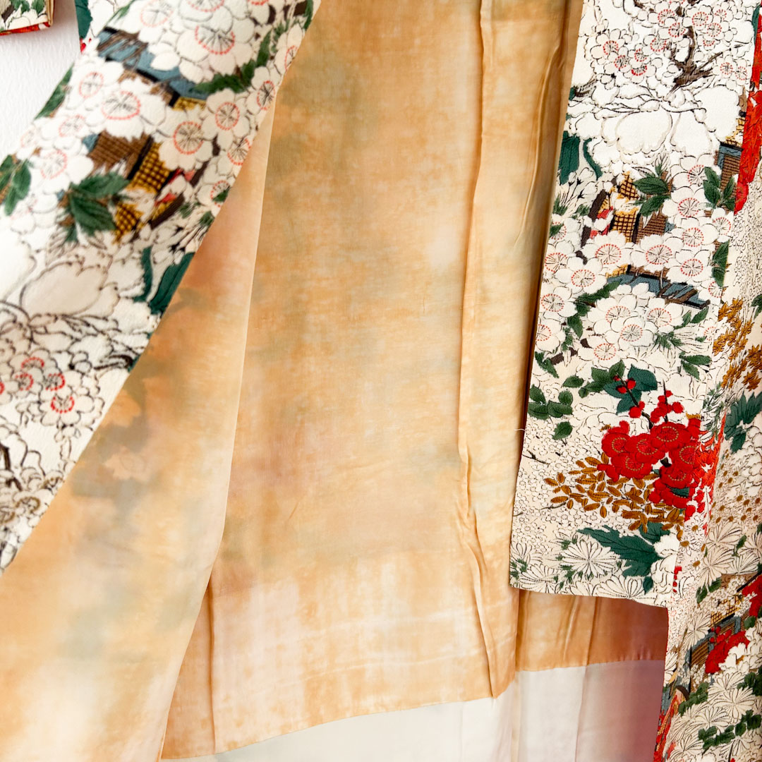 Kimono traditionnel en soie – Motifs de fleurs et paysages d'automne - Image 6
