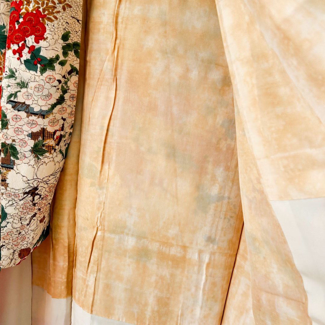 Kimono traditionnel en soie – Motifs de fleurs et paysages d'automne - Image 5