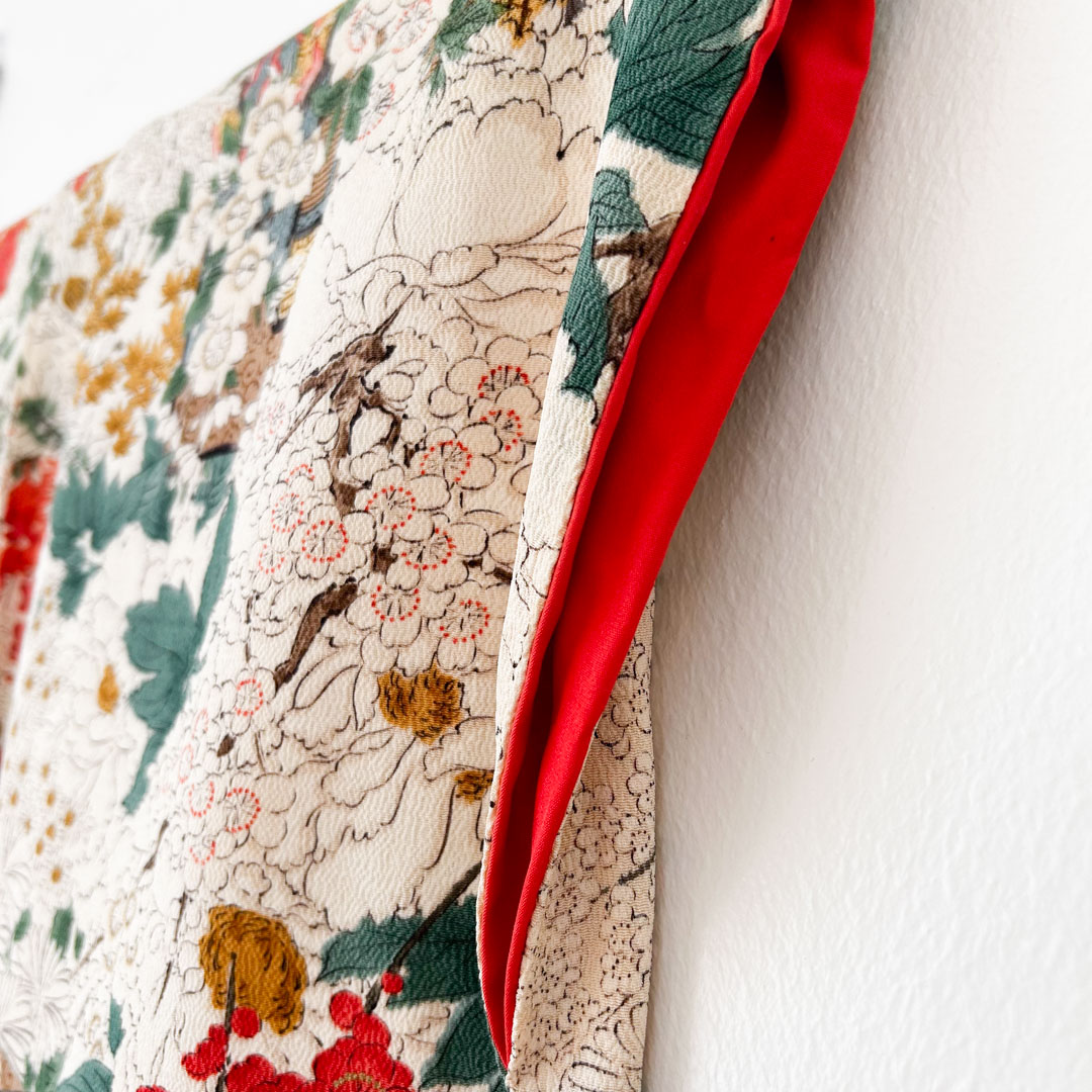 Kimono traditionnel en soie – Motifs de fleurs et paysages d'automne - Image 4