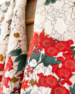 Kimono traditionnel en soie – Motifs de fleurs et paysages d'automne