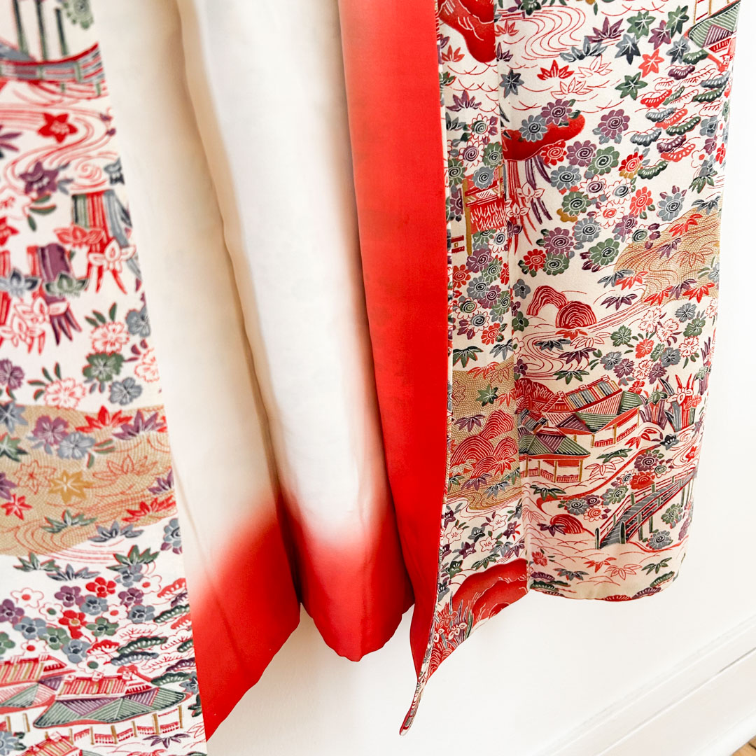 Kimono traditionnel en soie – Paysages de temples et motifs floraux miniatures - Image 4