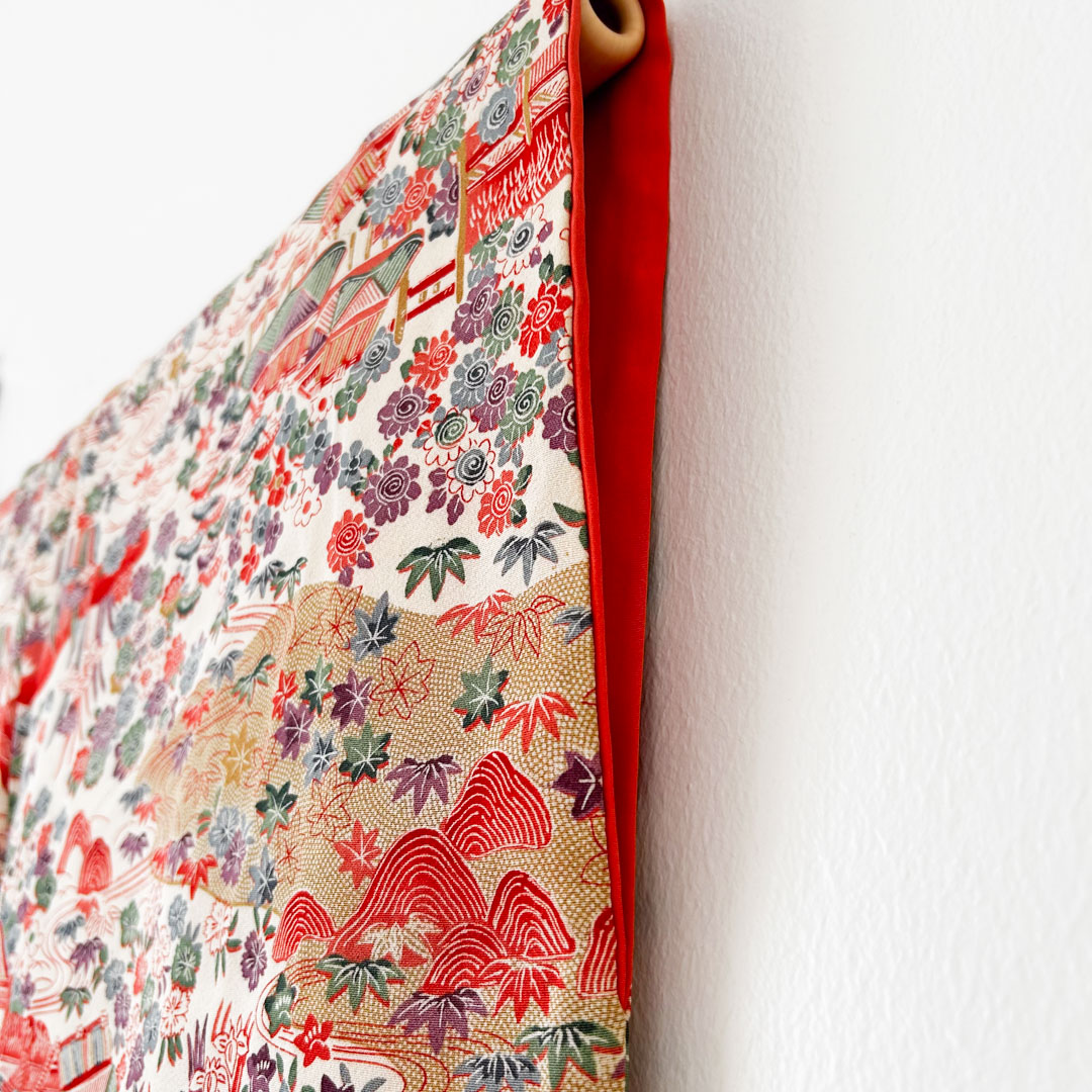 Kimono traditionnel en soie – Paysages de temples et motifs floraux miniatures - Image 6
