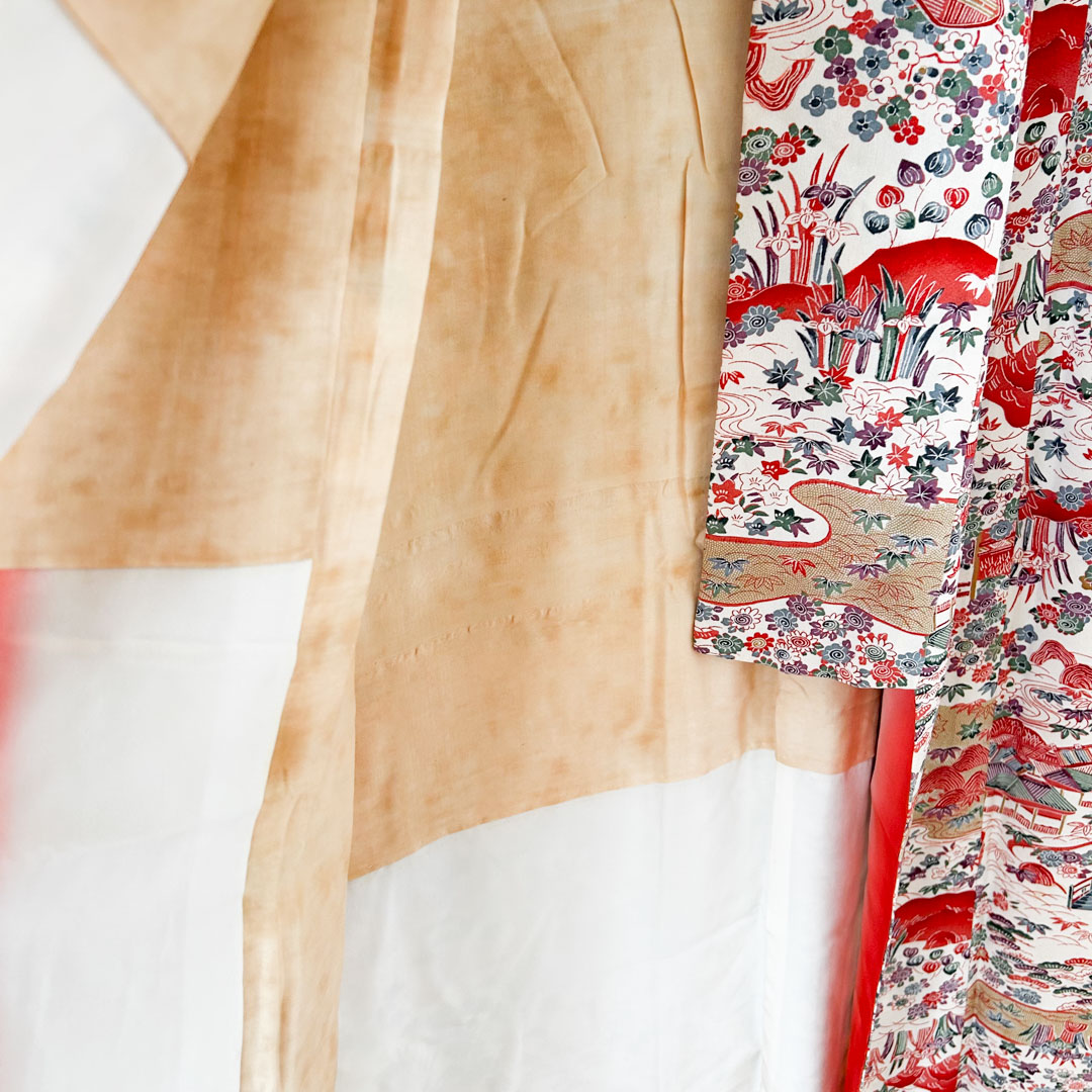 Kimono traditionnel en soie – Paysages de temples et motifs floraux miniatures - Image 7