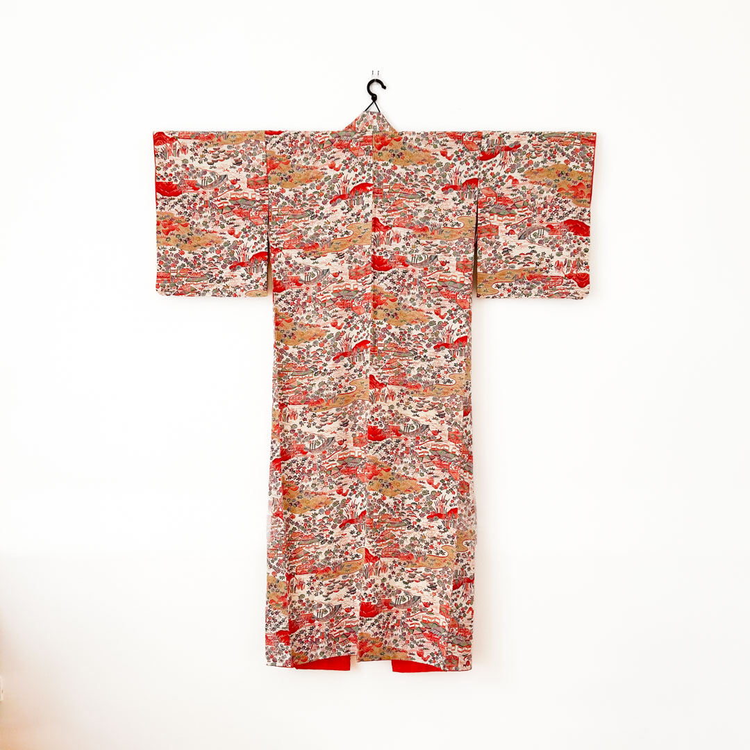 Kimono traditionnel en soie – Paysages de temples et motifs floraux miniatures - Image 3
