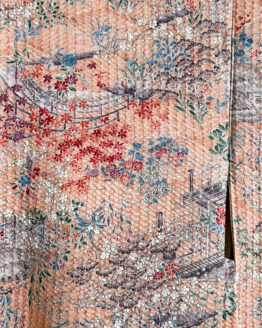 Haori traditionnel en soie – Motif paysager et floral rose poudré