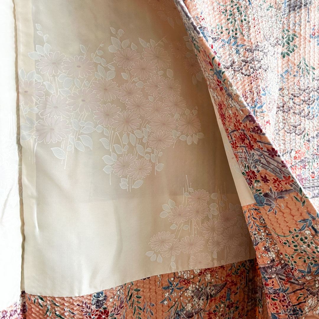 Haori traditionnel en soie – Motif paysager et floral rose poudré - Image 4
