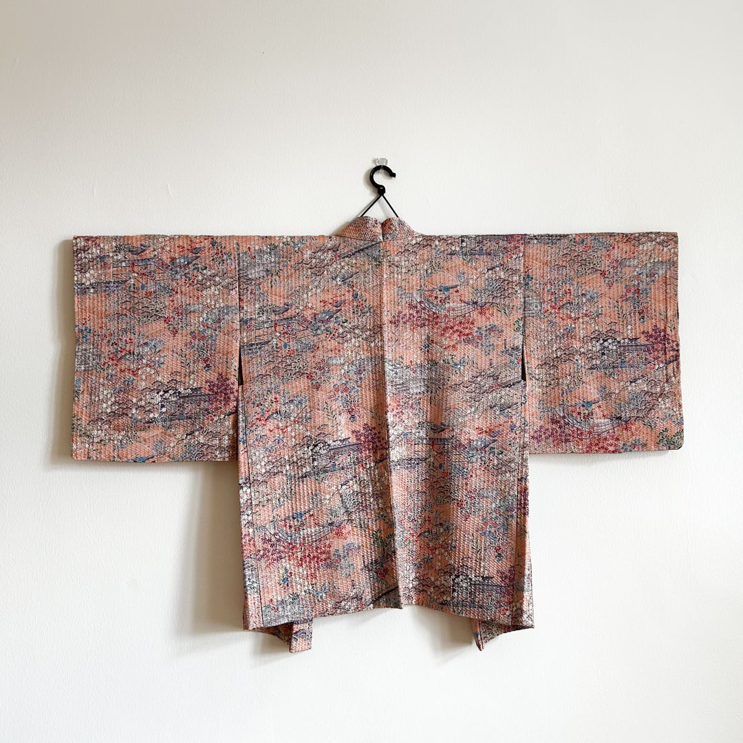 Haori traditionnel en soie – Motif paysager et floral rose poudré - Image 3
