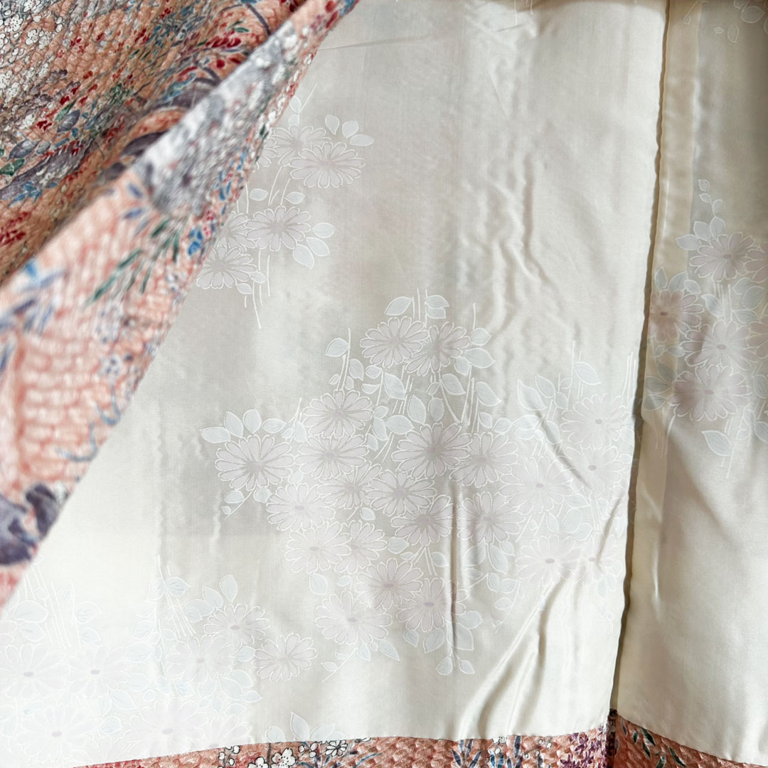 Haori traditionnel en soie – Motif paysager et floral rose poudré - Image 5