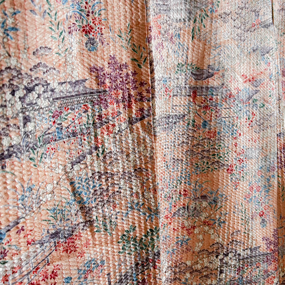 Haori traditionnel en soie – Motif paysager et floral rose poudré - Image 6