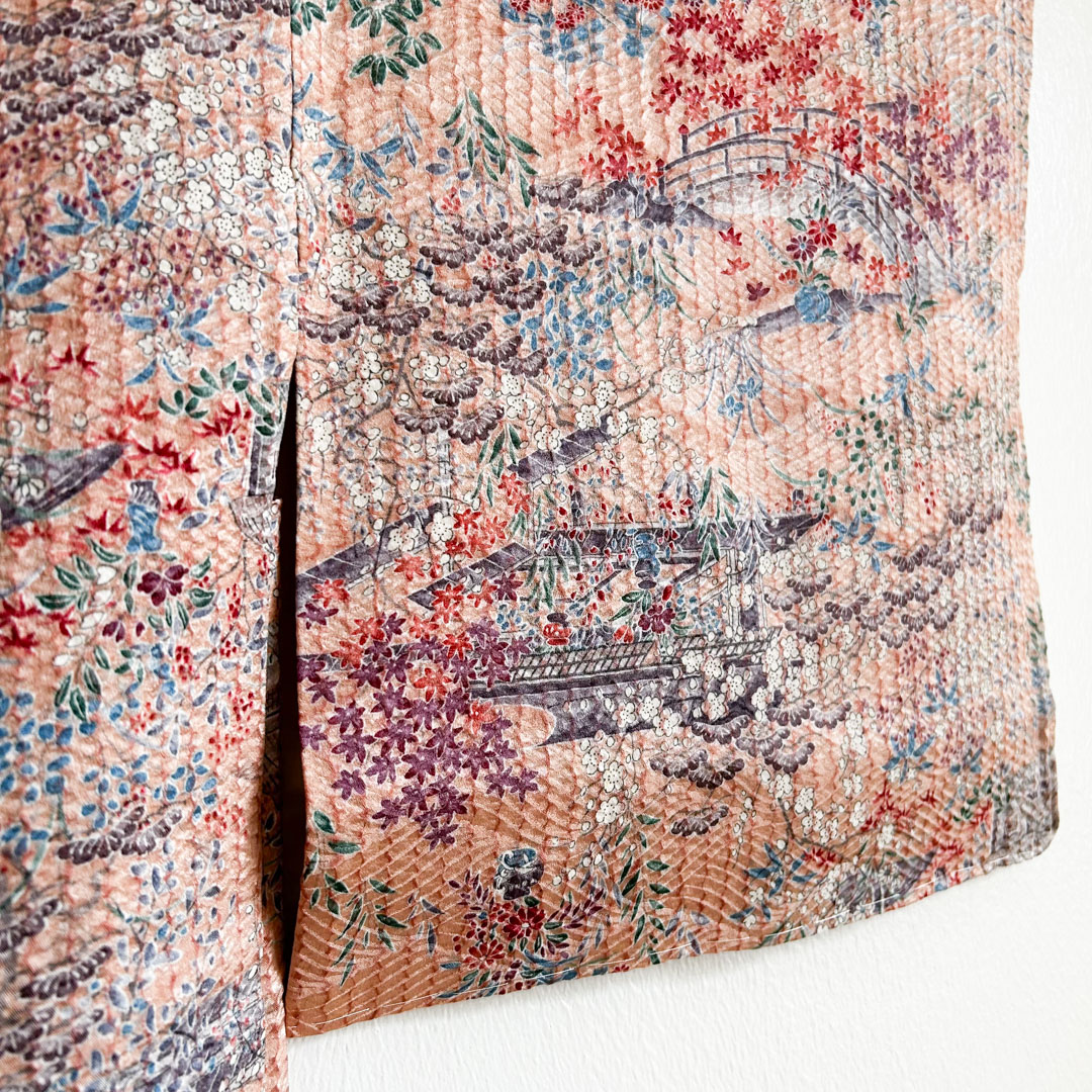 Haori traditionnel en soie – Motif paysager et floral rose poudré - Image 7