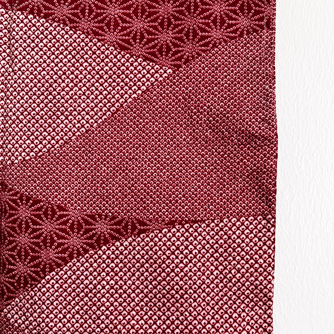 Haori traditionnel en soie – Motif géométrique et texturé rouge et blanc - Image 4