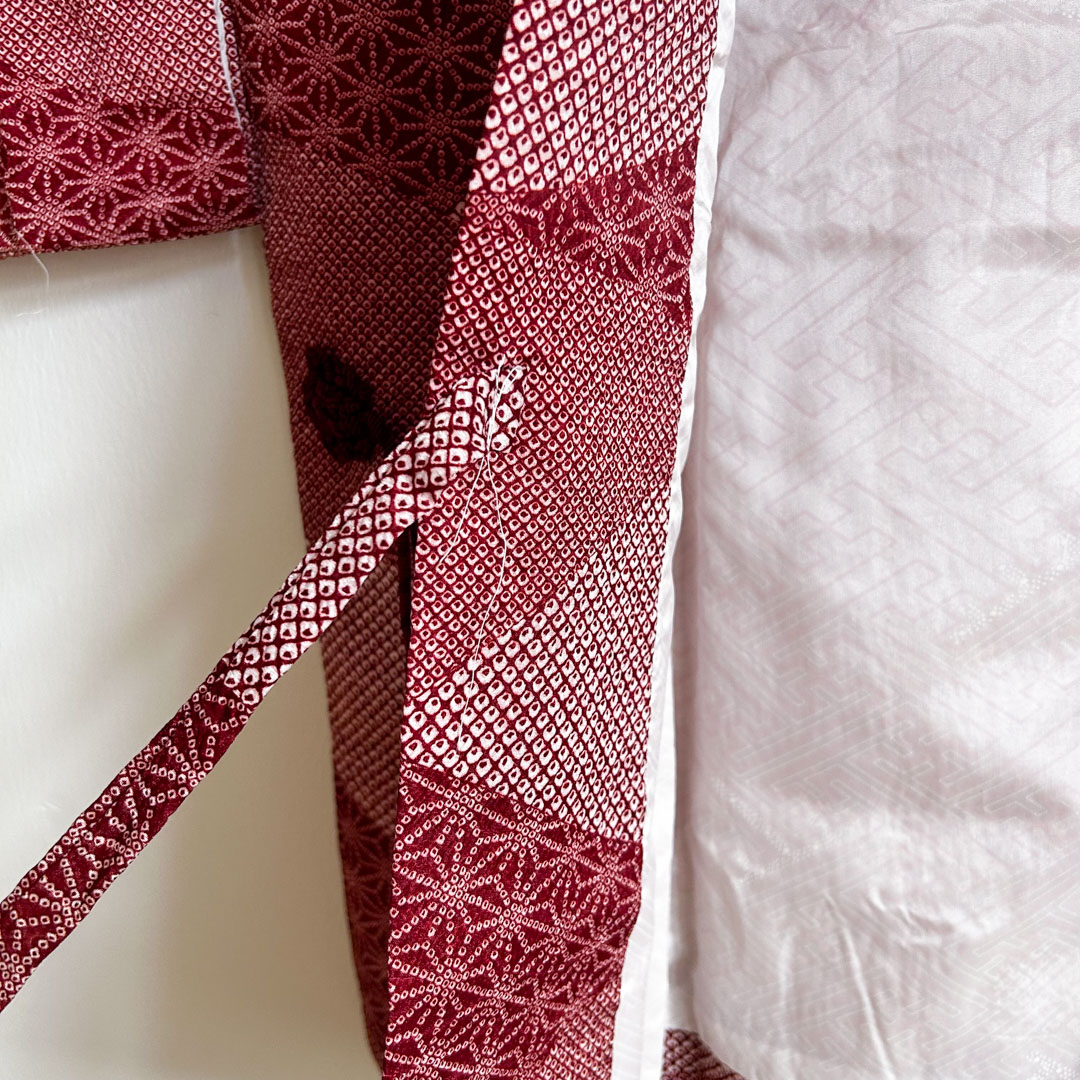 Haori traditionnel en soie – Motif géométrique et texturé rouge et blanc - Image 5