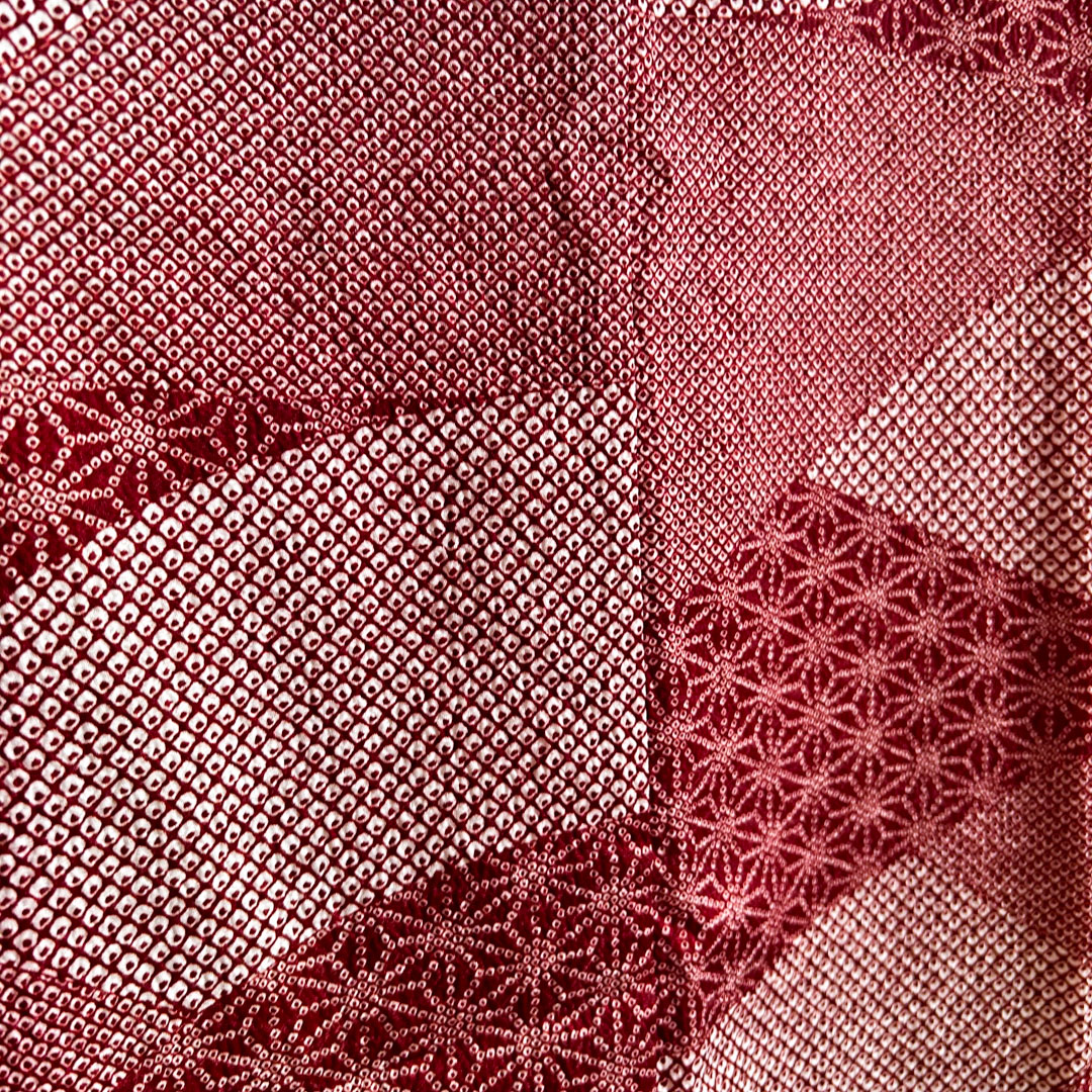 Haori traditionnel en soie – Motif géométrique et texturé rouge et blanc - Image 8