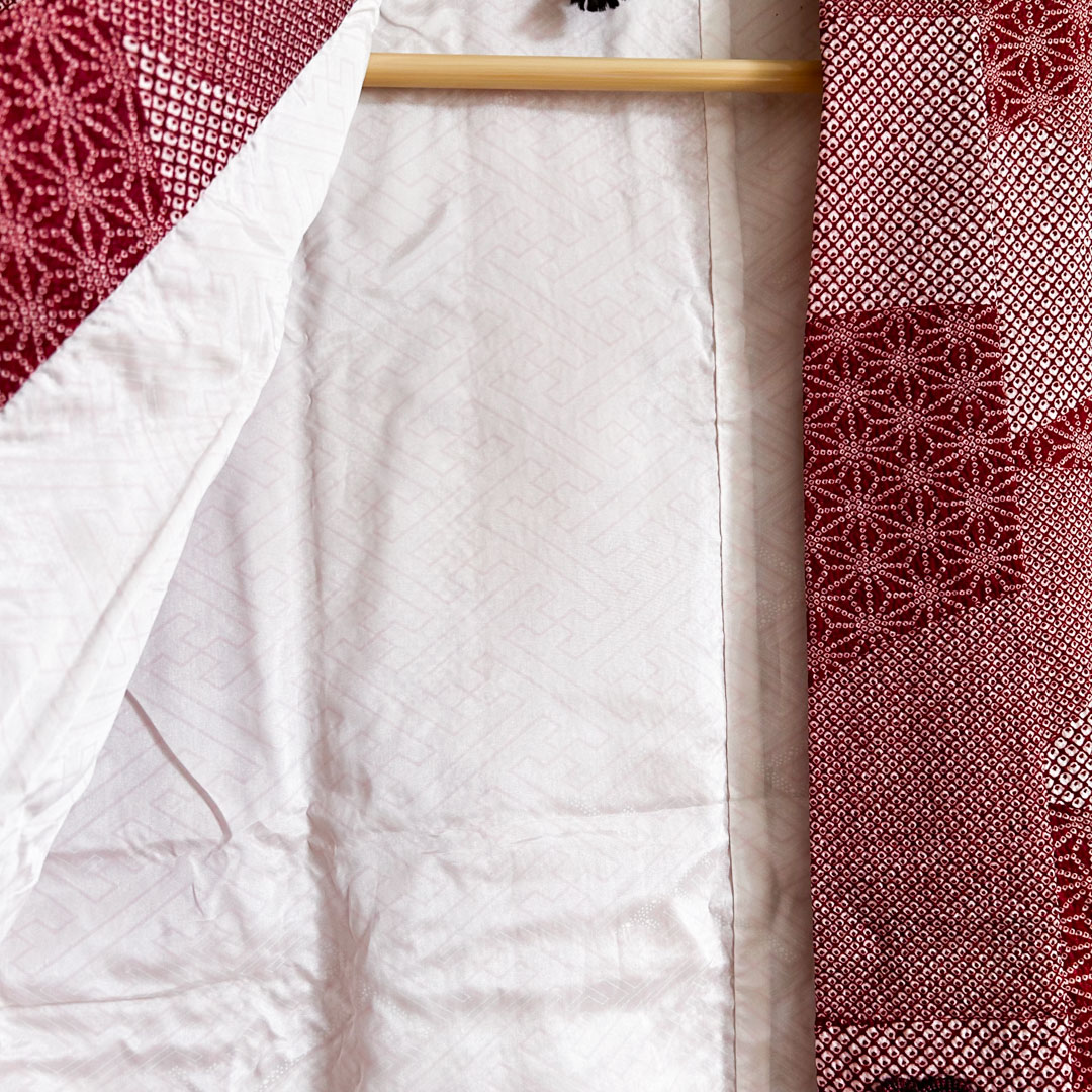 Haori traditionnel en soie – Motif géométrique et texturé rouge et blanc - Image 6