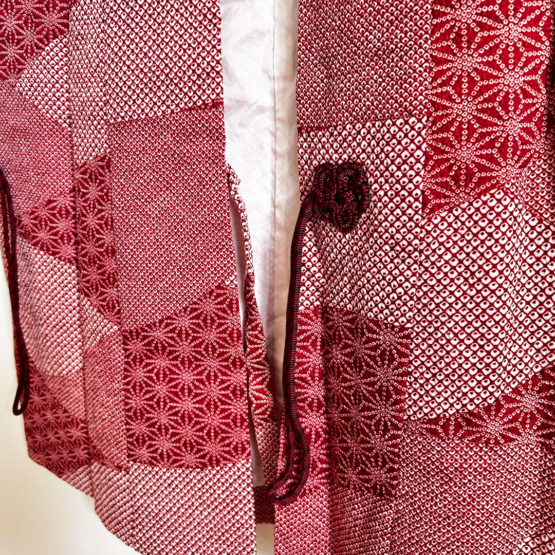 Haori traditionnel en soie – Motif géométrique et texturé rouge et blanc - Image 3
