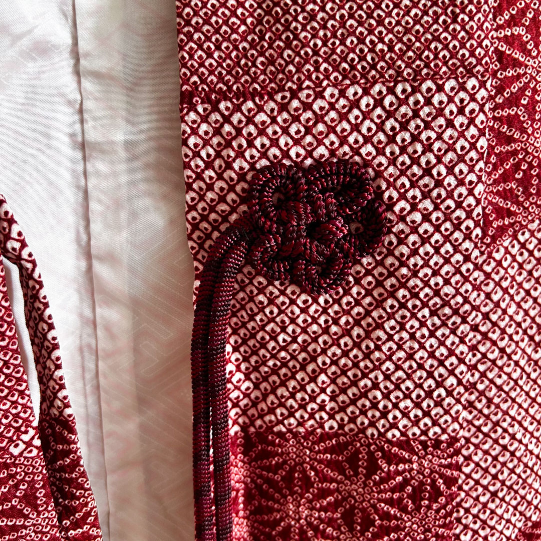 Haori traditionnel en soie – Motif géométrique et texturé rouge et blanc - Image 7
