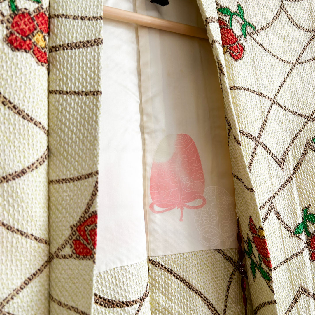 Haori traditionnel en soie – Motif floral et attaches perlées uniques - Image 3