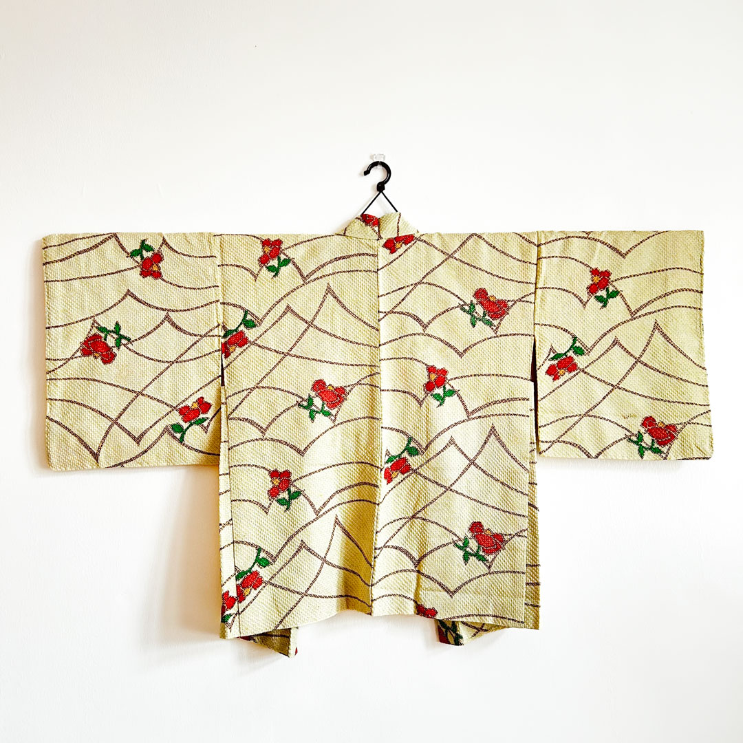 Haori traditionnel en soie – Motif floral et attaches perlées uniques - Image 9