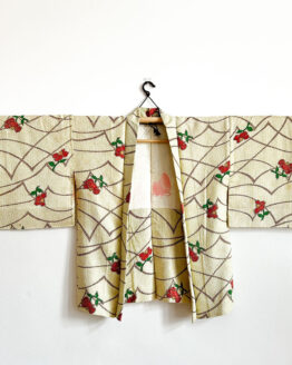 Haori traditionnel en soie – Motif floral et attaches perlées uniques