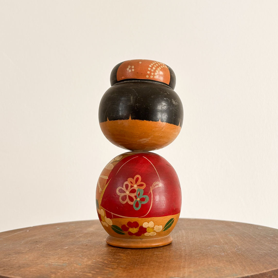 Kokeshi artisanale 14.5cm – chignon kanoko et kimono rouge fleuri - Image 4