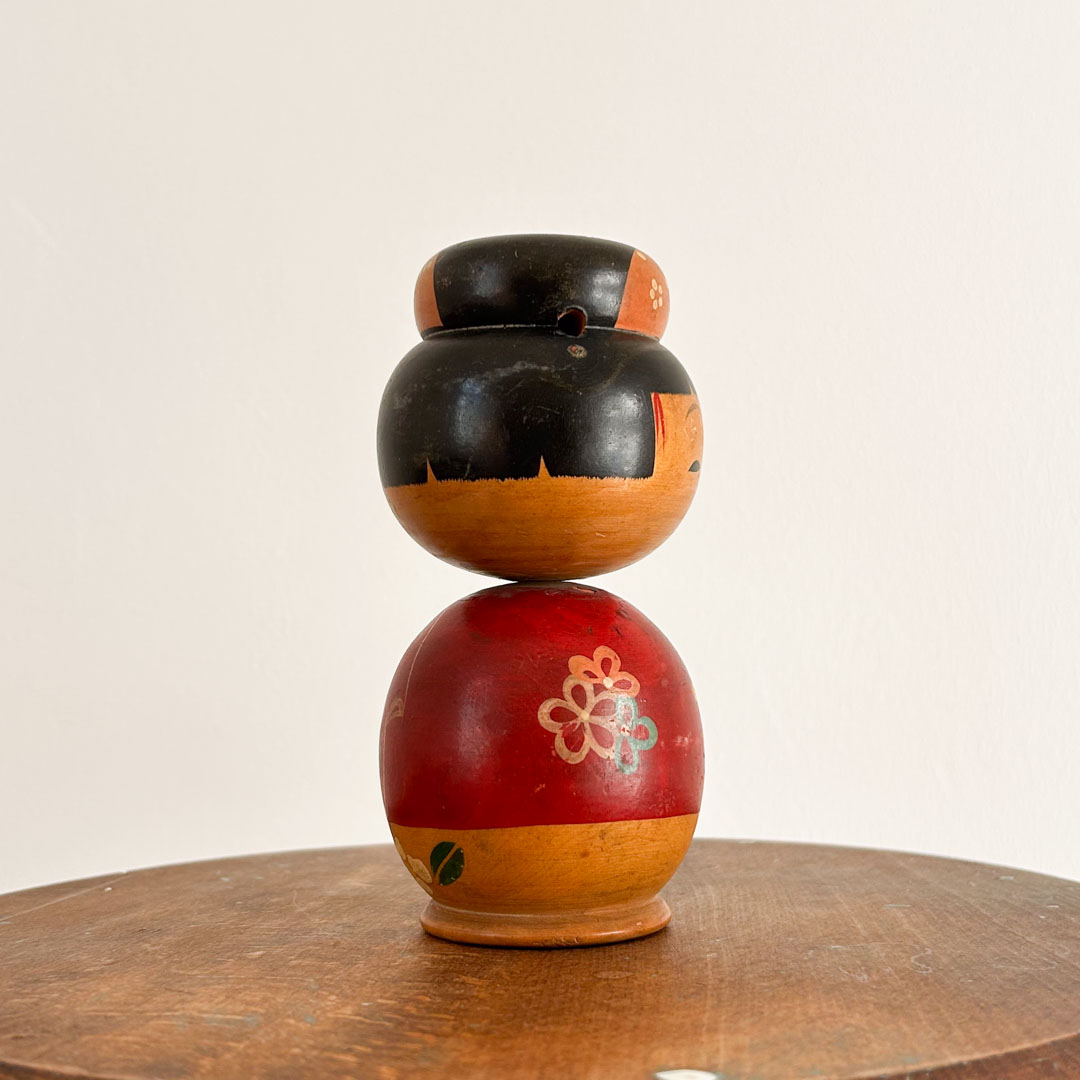 Kokeshi artisanale 14.5cm – chignon kanoko et kimono rouge fleuri - Image 3