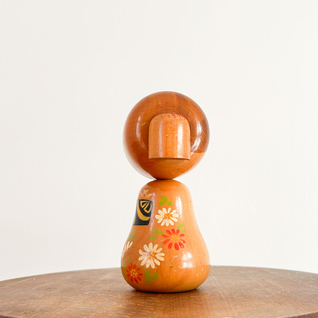 Kokeshi artisanale Hajime Miyashita 14cm – coiffures pendante et fleurs d'automne - Image 4