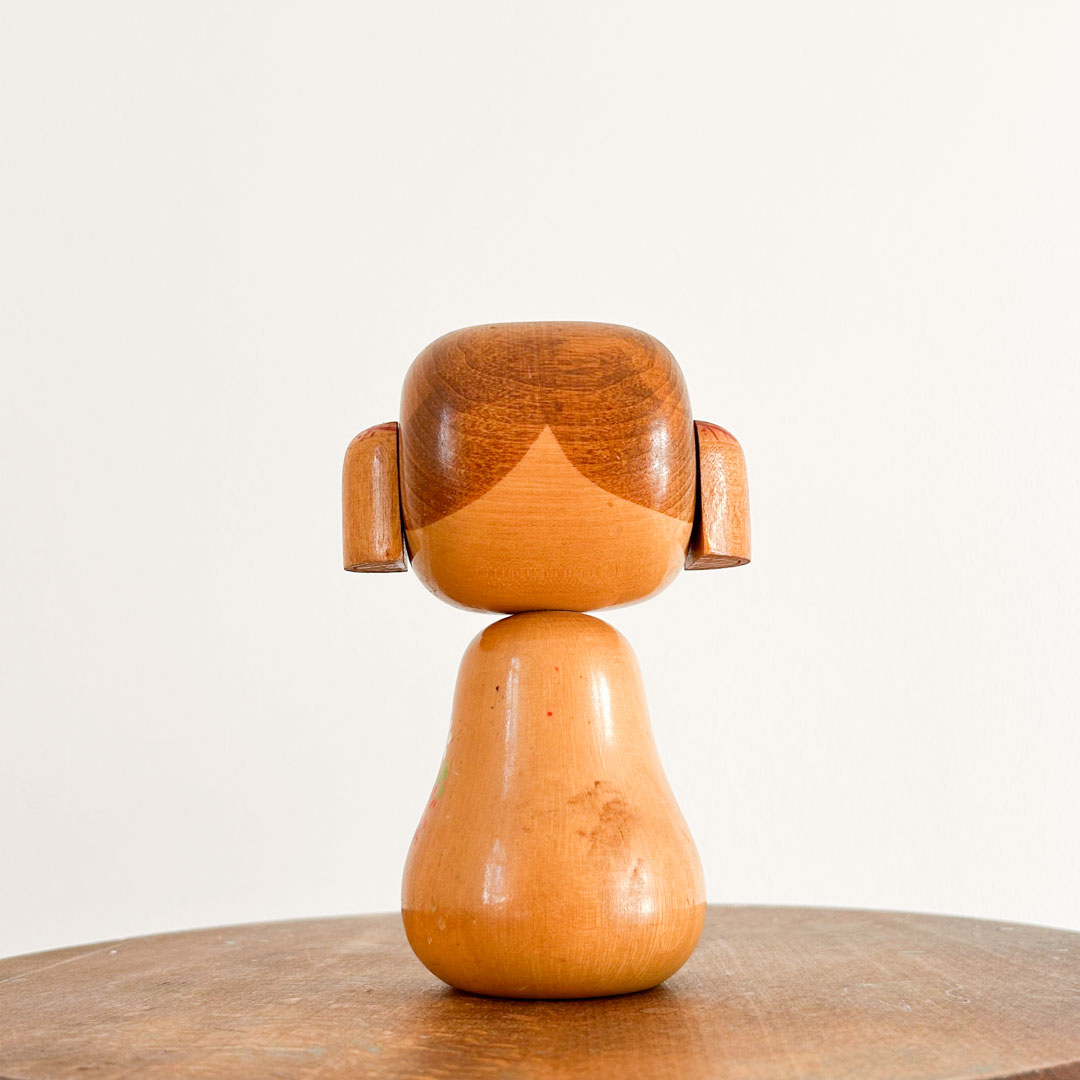 Kokeshi artisanale Hajime Miyashita 14cm – coiffures pendante et fleurs d'automne - Image 3