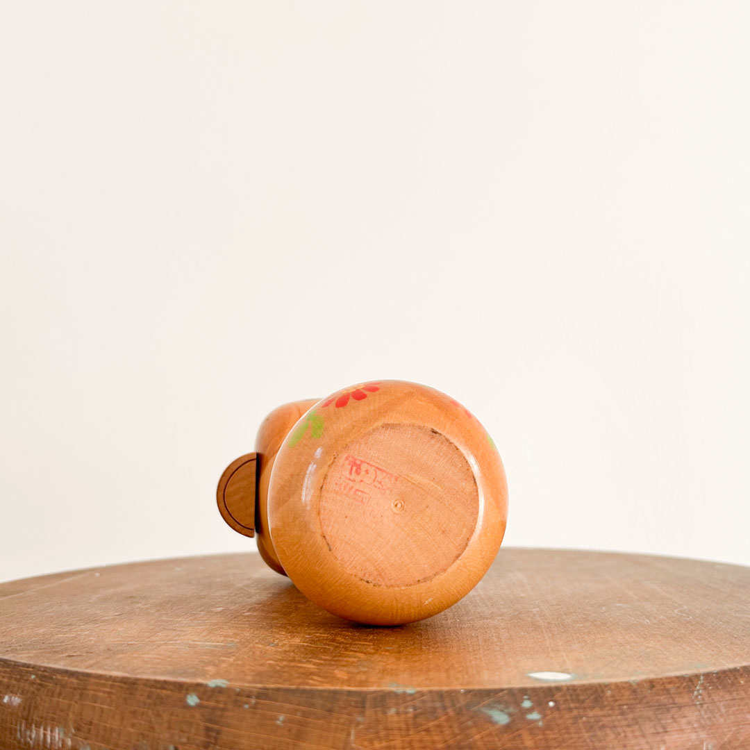 Kokeshi artisanale Hajime Miyashita 14cm – coiffures pendante et fleurs d'automne - Image 5