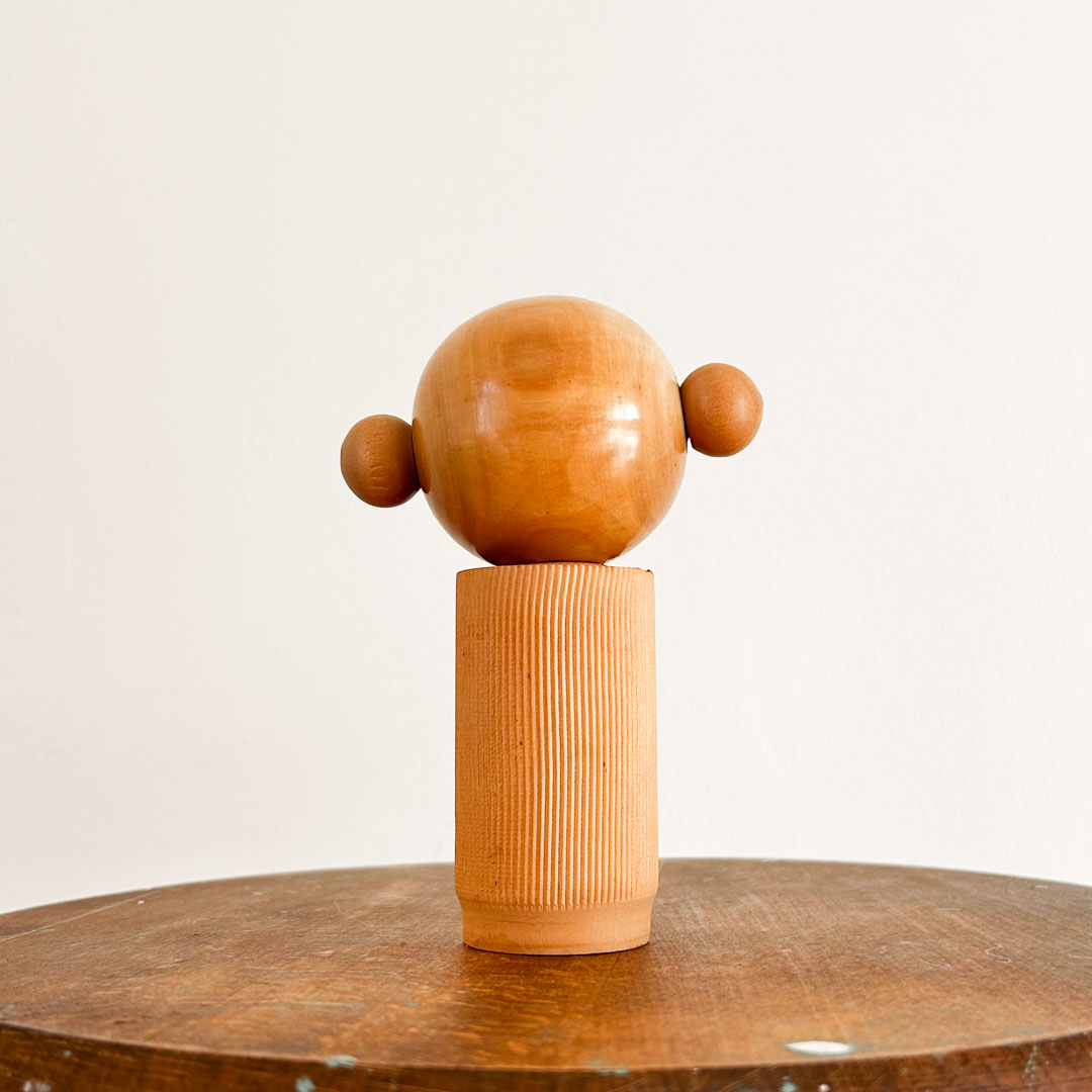 Kokeshi artisanale 14cm – macarons et fleurs d'automne - Image 3