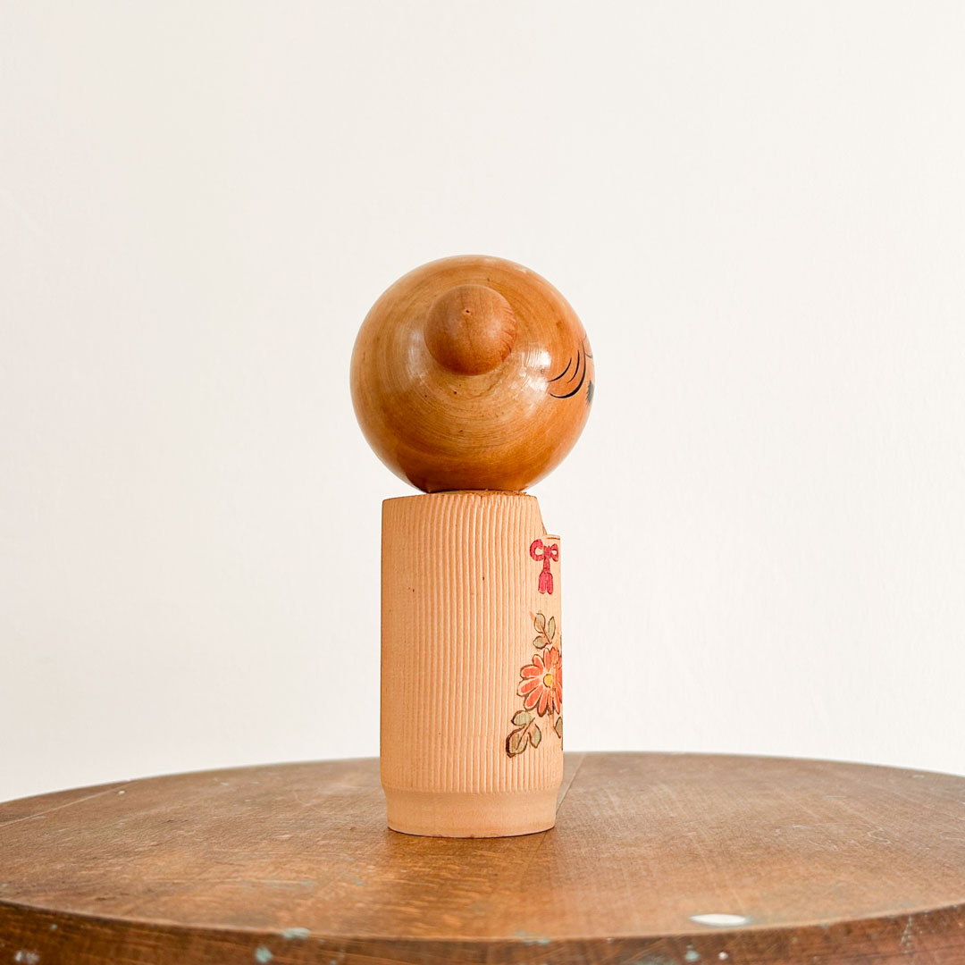Kokeshi artisanale 14cm – macarons et fleurs d'automne - Image 4