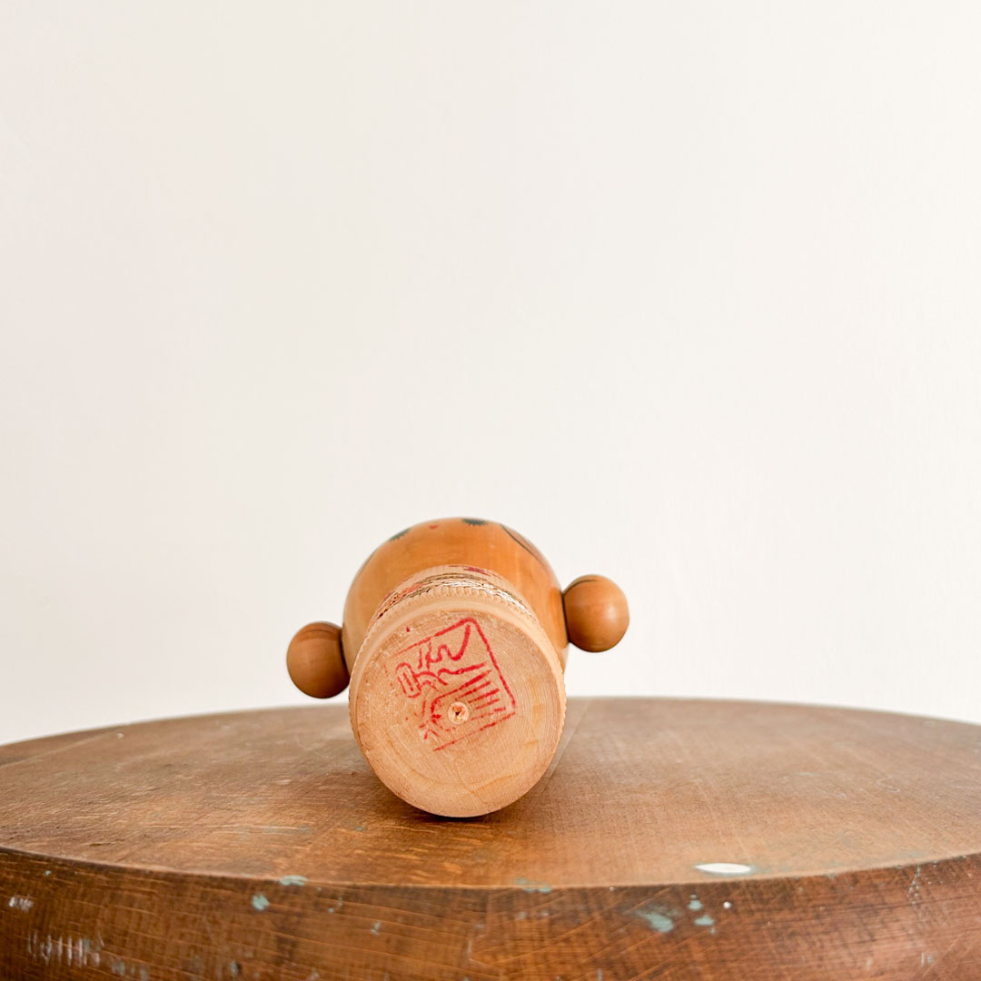 Kokeshi artisanale 14cm – macarons et fleurs d'automne - Image 5