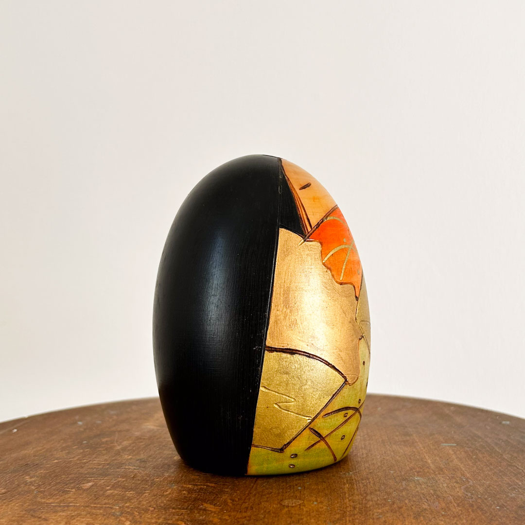 Kokeshi artisanale par Toa Sekiguchi 13cm – Poupee creative ovale aux doreures et motifs polychromes - Image 4