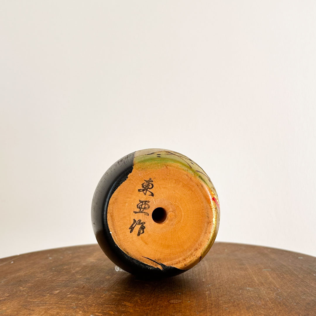 Kokeshi artisanale par Toa Sekiguchi 13cm – Poupee creative ovale aux doreures et motifs polychromes - Image 5