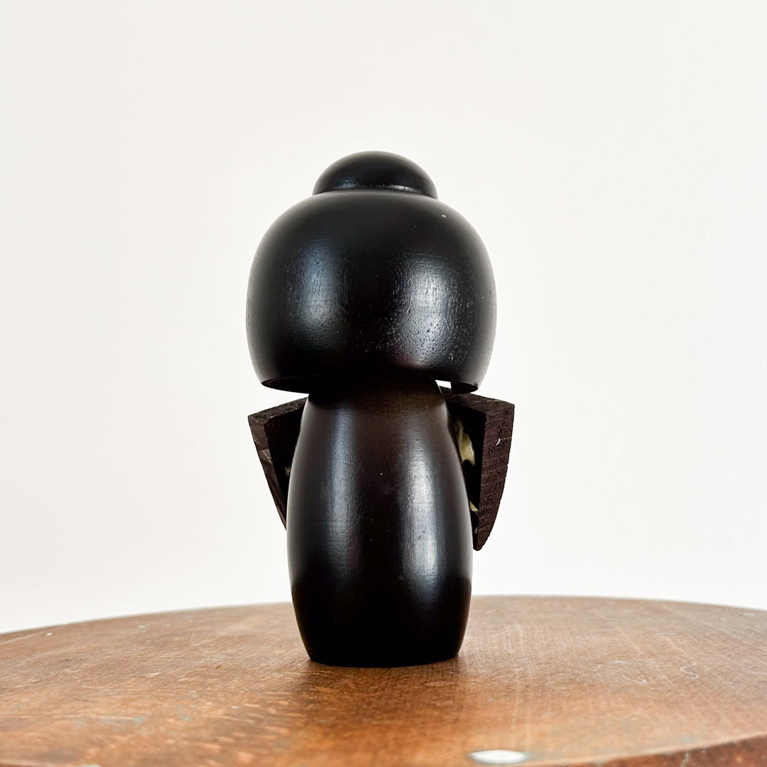 Kokeshi artisanale 15cm – camelias rouges et manches sculpturees - Image 3